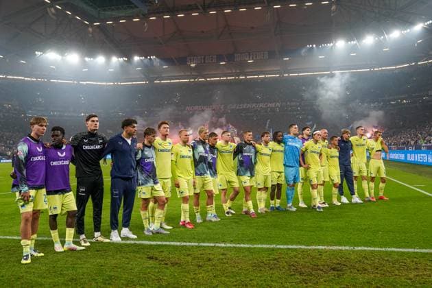 Germany Soccer 2 Bundesliga 2025 26, 11 Matchday FC Schalke 04 vs Hertha BSC VELTINS Arena Gelsenkirchen Hertha Team after the final whistle and the lost away match in front of the guest block Copyright: xJOERANxSTEINSIEKx