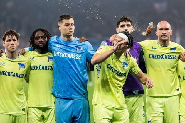 2. Fussball Bundesliga: FC Schalke 04 - Hertha BSC Berlin; 01.08.2025 Tjark Ernst (Hertha BSC Berlin, 1), Fabian Reese (Hertha BSC Berlin, 11) frustriert in der Kurve nach der Niederlage werden von einer Flasche Cola abgeworfen 2. Fussball Bundesliga: FC Schalke 04 - Hertha BSC Berlin; Gelsenkirchen, VELTINS-Arena am 01.08.2025 DFL REGULATIONS PROHIBIT ANY USE OF PHOTOGRAPHS AS IMAGE SEQUENCES AND OR QUASI-VIDEO. *** 2 Soccer Bundesliga FC Schalke 04 Hertha BSC Berlin 01 08 2025 Tjark Ernst Hertha BSC Berlin, 1 , Fabian Reese Hertha BSC Berlin, 11 frustrated in the curve after the defeat are thrown off a bottle of cola 2 Soccer Bundesliga FC Schalke 04 Hertha BSC Berlin Gelsenkirchen, VELTINS Arena on 01 08 2025 DFL REGULATIONS PROHIBIT ANY USE OF PHOTOGRAPHS AS IMAGE SEQUENCES AND OR QUASI VIDEO Copyright: xBEAUTIFULxSPORTS Wunderlx