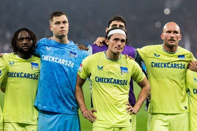 2 Soccer Bundesliga FC Schalke 04 Hertha BSC Berlin 01 08 2025 Tjark Ernst Hertha BSC Berlin, 1 , Fabian Reese Hertha BSC Berlin, 11 frustrated in the curve after the defeat 2 Soccer Bundesliga FC Schalke 04 Hertha BSC Berlin Gelsenkirchen, VELTINS Arena on 01 08 2025 DFL REGULATIONS PROHIBIT ANY USE OF PHOTOGRAPHS AS IMAGE SEQUENCES AND OR QUASI VIDEO Copyright: xBEAUTIFULxSPORTS Wunderlx