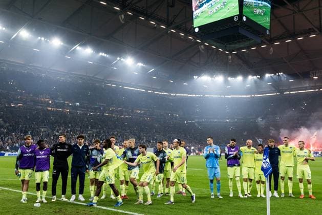 2 Soccer Bundesliga FC Schalke 04 Hertha BSC Berlin 01 08 2025 The team of Hertha BSC Berlin frustrated in front of the curve after the defeat Deyovaisio Zeefuik Hertha BSC Berlin, 42 has to be held back after a Coke bottle throw 2 Soccer Bundesliga FC Schalke 04 Hertha BSC Berlin Gelsenkirchen, VELTINS Arena on 01 08 2025 DFL REGULATIONS PROHIBIT ANY USE OF PHOTOGRAPHS AS IMAGE SEQUENCES AND OR QUASI VIDEO Copyright: xBEAUTIFULxSPORTS Wunderlx
