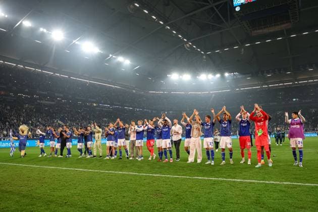 Gelsenkirchen, Germany, 01 08 25 FC Schalke 04 players celebrate victory during the 2 Bundesliga match between FC Schalke 04 Hertha BSC Berlin at Veltins Arena on August 01, 2025 in Gelsenkirchen, Germany Gelsenkirchen Veltins Arena Germany Copyright: xStefanxBrauer Brauer-Fotoagenturx