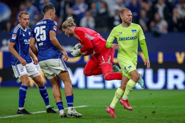 01 08 2025, Soccer, FC Schalke 04 Hertha BSC, 1 Matchday, 2 Soccer Bundesliga, Veltins Arena Gelsenkirchen, Season 2025 2026 Goalkeeper Loris Karius Schalke04 01 defends against Michael Cuisance Hertha BSC 10 DFB regulations prohibit any use of photographs as image sequences and or quasi video North Rhine-Westphalia Germany