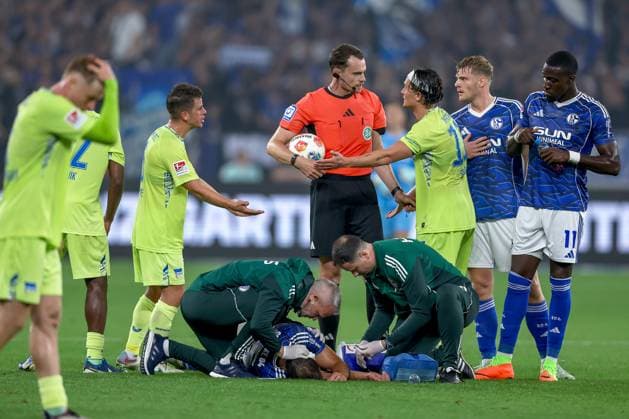 01 08 2025, Football, FC Schalke 04 Hertha BSC, 1 Matchday, 2 Soccer Bundesliga, Veltins Arena Gelsenkirchen, Season 2025 2026 Nikola Katic Schalke04 25 is injured on the ground and has to be treated for an injury to his head ear DFB regulations prohibit any use of photographs as image sequences and or quasi video North Rhine-Westphalia Germany