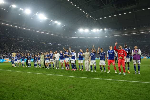 Gelsenkirchen, Germany, 01 08 25 FC Schalke 04 players celebrate victory during the 2 Bundesliga match between FC Schalke 04 Hertha BSC Berlin at Veltins Arena on August 01, 2025 in Gelsenkirchen, Germany Gelsenkirchen Veltins Arena Germany Copyright: xStefanxBrauer Brauer-Fotoagenturx