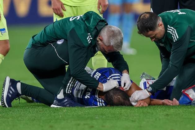 01 08 2025, Football, FC Schalke 04 Hertha BSC, 1 Matchday, 2 Soccer Bundesliga, Veltins Arena Gelsenkirchen, Season 2025 2026 Nikola Katic Schalke04 25 is injured on the ground and has to be treated for an injury to his head ear DFB regulations prohibit any use of photographs as image sequences and or quasi video North Rhine-Westphalia Germany