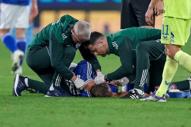 01 08 2025, Football, FC Schalke 04 Hertha BSC, 1 Matchday, 2 Soccer Bundesliga, Veltins Arena Gelsenkirchen, Season 2025 2026 Nikola Katic Schalke04 25 is injured on the ground and has to be treated for an injury to his head ear DFB regulations prohibit any use of photographs as image sequences and or quasi video North Rhine-Westphalia Germany