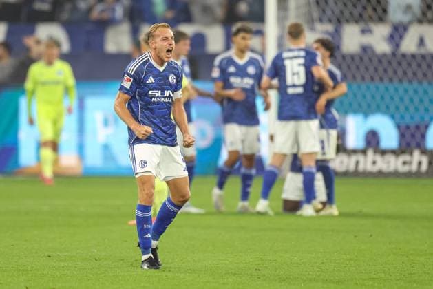Gelsenkirchen, Germany, 01 08 25 Timo Becker FC Schalke 04 gestures, gestures after the 2 Bundesliga match between FC Schalke 04 Hertha BSC Berlin at the Veltins Arena on August 01, 2025 in Gelsenkirchen, Germany Gelsenkirchen Veltins Arena Germany Copyright: xStefanxBrauer Brauer-Fotoagenturx