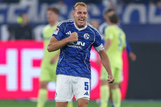 01 08 2025, Soccer, FC Schalke 04 Hertha BSC, 1 Matchday, 2 Soccer Bundesliga, Veltins Arena Gelsenkirchen, Season 2025 2026 Final celebration after the 2 1 victory for Schalke Timo Becker Schalke04 05 stands cheering on the pitch DFB regulations prohibit any use of photographs as image sequences and or quasi video North Rhine-Westphalia Germany