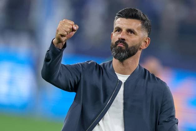 01 08 2025, Soccer, FC Schalke 04 Hertha BSC, 1 Matchday, 2 Soccer Bundesliga, Veltins Arena Gelsenkirchen, Season 2025 2026 Final cheer after the 2 1 victory for Schalke head coach Miron Muslic Schalke04 cheering gesticulating DFB regulations prohibit any use of photographs as image sequences and or quasi video North Rhine-Westphalia Germany