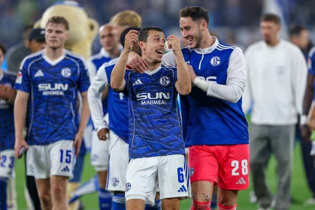 01 08 2025, Soccer, FC Schalke 04 Hertha BSC, 1 Matchday, 2 Soccer Bundesliga, Veltins Arena Gelsenkirchen, Season 2025 2026 Final celebration after the 2 1 victory for Schalke Ron Schallenberg Schalke04 06 together with goalkeeper Justin Heekeren Schalke04 28 DFB regulations prohibit any use of photographs as image sequences and or quasi video Nordrhein Westfalen Germany