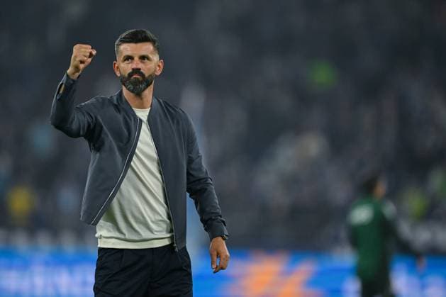01 08 2025, Football, 2 Bundesliga, Season 2025 2026, Matchday 1, FC Schalke 04 Hertha BSC, Coach Miron Muslic FC Schalke 04 goes directly to the fans after the match, xRHR PHOTO YYx Copyright: KROEGER RHR-FOTOx RHR-FOTO YY