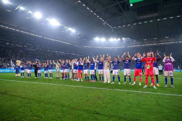 01 08 2025, Football, FC Schalke 04 Hertha BSC, 1 Matchday, 2 Soccer Bundesliga, Veltins Arena Gelsenkirchen, Season 2025 2026 Final cheer after the 2 1 victory for Schalke The team stands arm in arm together on the pitch and cheers the fans on the north stand DFB regulations prohibit any use of photographs as image sequences and or quasi video North Rhine-Westphalia Germany