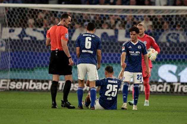 Nikola Katic FC Schalke 04 lying on the ground after a foul during the match of the 2 Bundesliga season 2025 26 FC Schalke 04 Hertha BSC Copyright Thomas Pakusch