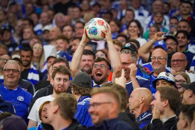 Germany Soccer 2 Bundesliga 2025 26, 1 Matchday FC Schalke 04 vs Hertha BSC VELTINS Arena Gelsenkirchen Schalke fan cheers with caught match ball, exuberant atmosphere in the stands, emotional fan culture, Ruhrpott soccer, close connection between fans and match action Copyright: xJOERANxSTEINSIEKx