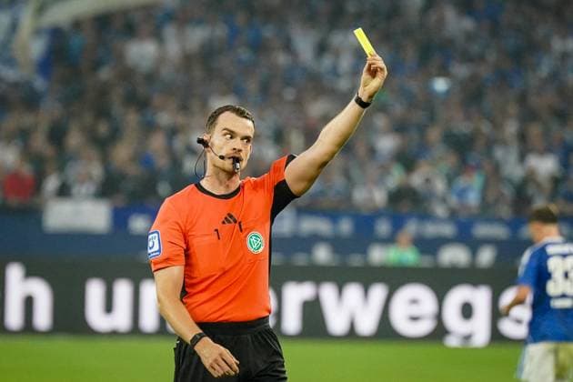 Germany Soccer 2 Bundesliga 2025 26, Matchday 1 FC Schalke 04 vs Hertha BSC VELTINS Arena Gelsenkirchen Referee Richard Hempel shows the yellow card Copyright: xJOERANxSTEINSIEKx