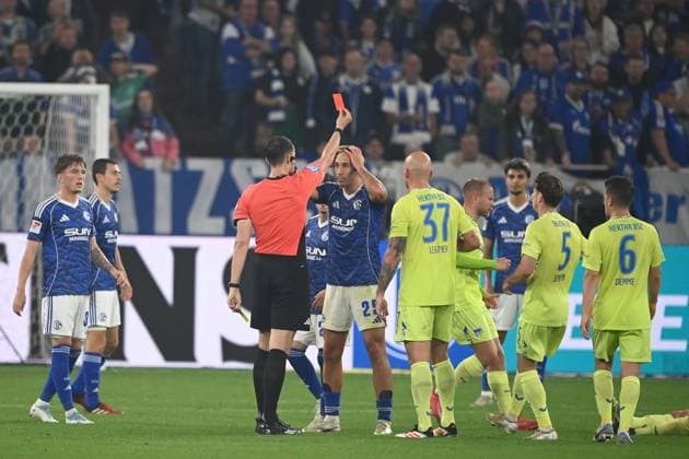 Referee Richard HEMPEL shows Nikola KATIC GE the yellow red card, sending off, Soccer 2 Bundesliga, Matchday 1, FC Schalke 04 GE Hertha BSC Berlin B 2 1 on 01 08 2025 in Gelsenkirchen Germany DFL regulations prohibit any use of photographs as image sequences and or quasi video Â