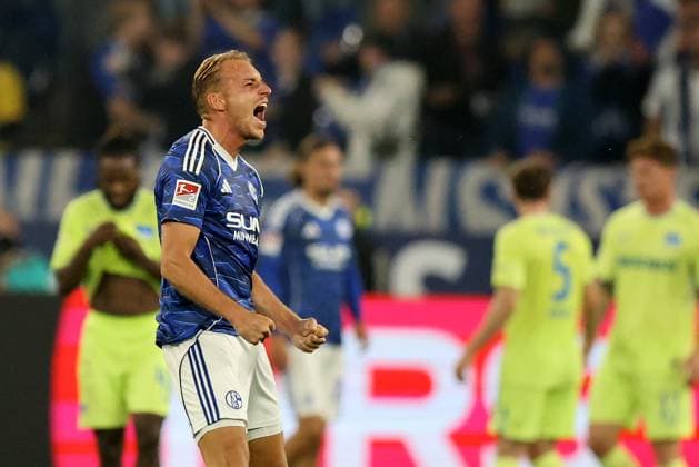 Timo Becker FC Schalke 04 is happy about the victory in the match of the 2 Bundesliga season 2025 26 FC Schalke 04 Hertha BSC Copyright Thomas Pakusch