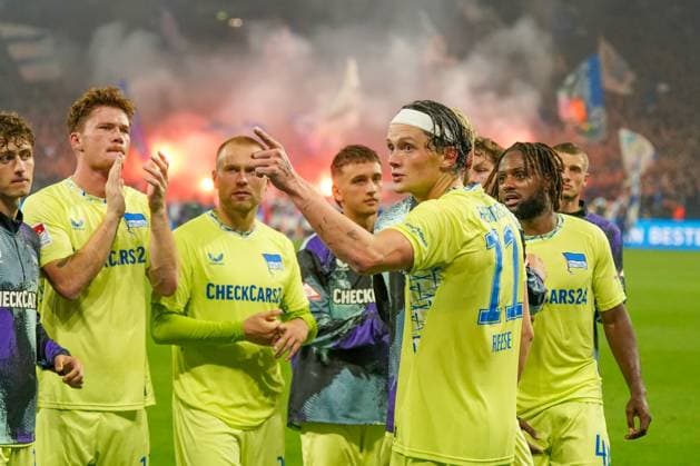 Germany Soccer 2 Bundesliga 2025 26, 1 Matchday FC Schalke 04 vs Hertha BSC VELTINS Arena Gelsenkirchen Anger between Fabian Reese Hertha BSC, 11 and fans after the match, a cup hit Deyovaisio Zeefuik Hertha BSC, 42 , who wants to go to the fans angrily, but is held back by teammates Copyright: xJOERANxSTEINSIEKx