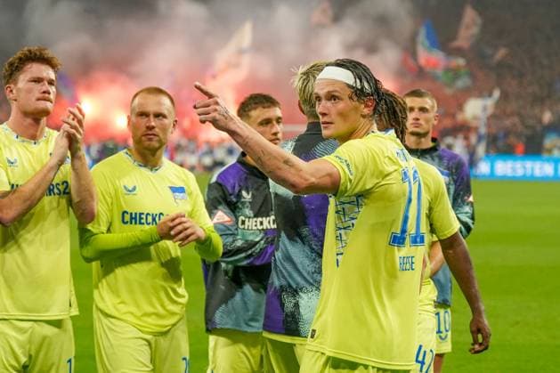 Germany Soccer 2 Bundesliga 2025 26, 1 Matchday FC Schalke 04 vs Hertha BSC VELTINS Arena Gelsenkirchen Anger between Fabian Reese Hertha BSC, 11 and fans after the match, a cup hit Deyovaisio Zeefuik Hertha BSC, 42 , who wants to go to the fans angrily, but is held back by teammates Copyright: xJOERANxSTEINSIEKx