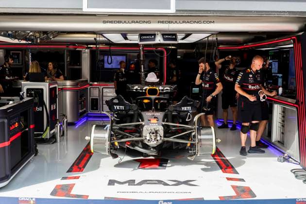 F1 Grand Prix Of Hungary - Practice Session The F1 race car No¯1 of Max Verstappen of Netherlands a Red RBPT for the Red Bull Racing Formula One Team, in the pit with the crew of engineers and mechanics team during the practice session ahead of the Formula 1 Lenovo Hungarian Grand Prix 2025 at the Hungaroring. Budapest, Hungary on August 1,¯2025. Budapest Hungary  Copyright: xNicolasxEconomoux originalFilename:economou-notitle250801_npiSq.jpg