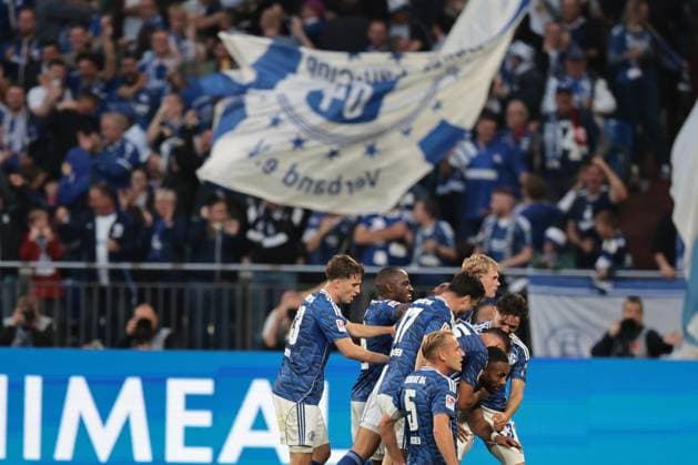 The FC Schalke 04 players celebrate the 1-0 goal by Moussa Sylla FC Schalke 04 during the match of the 2 Bundesliga season 2025 26 FC Schalke 04 Hertha BSC Copyright Thomas Pakusch