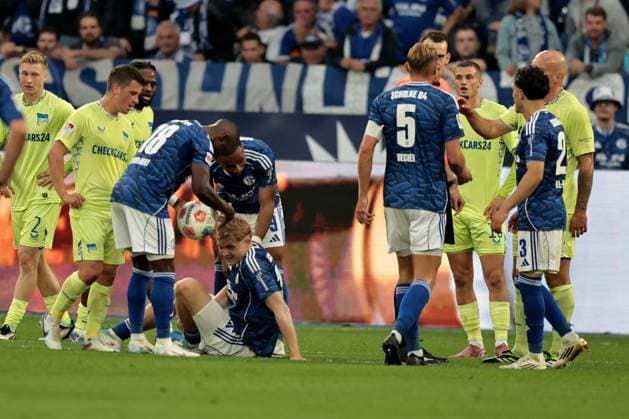 Peter Remmert FC Schalke 04 lies on the ground after a tackle during the match of the 2 Bundesliga season 2025 26 FC Schalke 04 Hertha BSC Copyright Thomas Pakusch