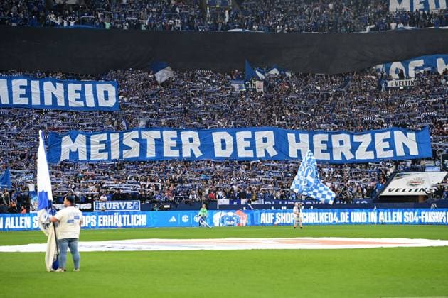 Schalke Fans in der Nordkurve, Spruchbaender, Feature, Symbolfoto, Randmotiv, Jubel, jubeln, Freude, cheers, Fussball 2 Bundesliga, 1 Spieltag, FC Schalke 04 GE Hertha BSC Berlin B 2 1 am 01 08 2025 in Gelsenkirchen Germany DFL regulations prohibit any use of photographs as image sequences and or quasi video Â