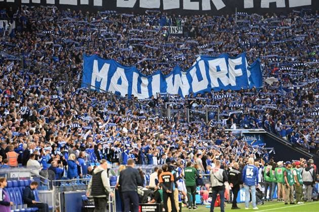 Schalke Fans in der Nordkurve, Spruchbaender, Feature, Symbolfoto, Randmotiv, Jubel, jubeln, Freude, cheers, Fussball 2 Bundesliga, 1 Spieltag, FC Schalke 04 GE Hertha BSC Berlin B 2 1 am 01 08 2025 in Gelsenkirchen Germany DFL regulations prohibit any use of photographs as image sequences and or quasi video Â