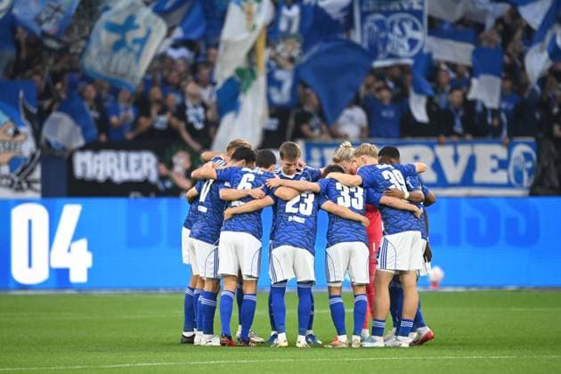 Schalke 04, Mannschaftskreis, Motivation, Verschwoerung, Fußball 2 Bundesliga, 1 Spieltag, FC Schalke 04 GE Hertha BSC Berlin B 2 1 am 01 08 2025 in Gelsenkirchen Germany DFL regulations prohibit any use of photographs as image sequences and or quasi video Â