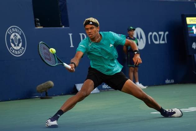 August 1, 2025, Toronto, Ontario, Canada: Gabriel Diallo of Canada lunges to play a forehand against Taylor Fritz of the United States during the Men s Singles third round match on day 7 of the ATP, Tennis Herren Masters 1000 National Bank Open at Sobeys Stadium. on August 1, 2025 in Toronto, Canada. Toronto Canada - ZUMAe321 20250801_zsa_e321_033 Copyright: xLeonardoxRamirezx