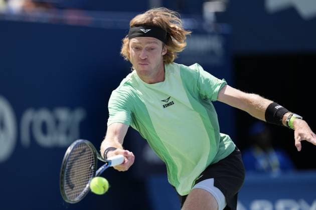 August 1, 2025, Toronto, Ontario, Canada: Andrey Rublev of Russia plays a forehand against Lorenzo Sonego of Italy during the Men s Singles third round match on day 7 of the ATP, Tennis Herren Masters 1000 National Bank Open at Sobeys Stadium. on August 1, 2025 in Toronto, Canada. Toronto Canada - ZUMAe321 20250801_zsa_e321_068 Copyright: xLeonardoxRamirezx