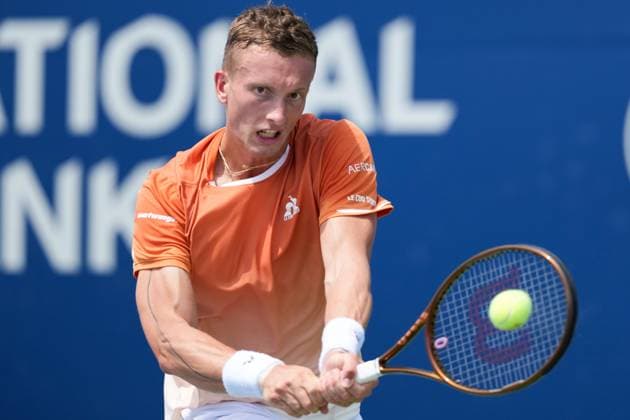 August 1, 2025, Toronto, Ontario, Canada: Jiri Lehecka of Czechia plays a backhand against Arthur Fils of France during the Men s Singles third round match on day 7 of the ATP, Tennis Herren Masters 1000 National Bank Open at Sobeys Stadium. on August 1, 2025 in Toronto, Canada. Toronto Canada - ZUMAe321 20250801_zsa_e321_169 Copyright: xLeonardoxRamirezx
