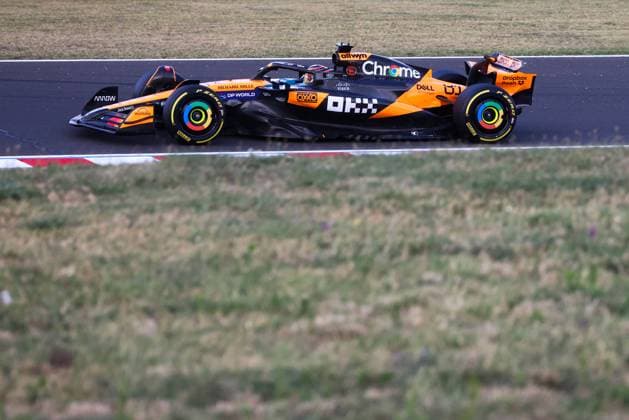 August 1, 2025, Mogyorod, Hungary: Oscar Piastri of McLaren during a second practice session ahead of the Formula One Hungarian Grand Prix at the Hungaroring circuit in Mogyorod near Budapest on August 1st, 2025. Mogyorod Hungary - ZUMAz156 20250801_zip_z156_038 Copyright: xBeataxZawrzelx Mogyorod Hungary - ZUMA0828 0828423406st Copyright: xIMAGO BeataxZawrzelx