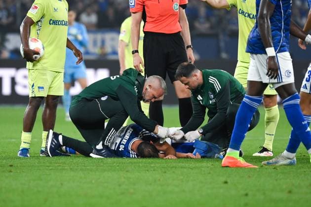 Injury Nikola Katic FC Schalke 04 , left Dr Patrick Ingelfinger Chief Medical Officer Schalke 04 01 08 2025, Football 2 Bundesliga, Season 2025 2026, 1 Matchday, FC Schalke 04 Hertha BSC Berlin 2 1 DFL regulations prohibit any use of photographs as image sequences and or quasi video Gelsenkirchen Veltins Arena Nordrhein Westfalen Germany Team2