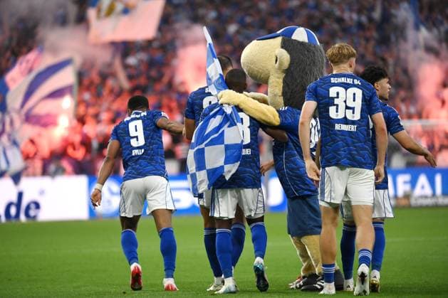 Cheering Schalke with mascot Erwin 01 08 2025, Soccer 2 Bundesliga, Season 2025 2026, 1 Matchday, FC Schalke 04 Hertha BSC Berlin 2 1 DFL regulations prohibit any use of photographs as image sequences and or quasi video Gelsenkirchen Veltins Arena Nordrhein Westfalen Germany Team2