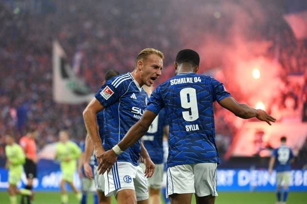 Jubel Timo Becker FC Schalke 04 , Moussa Sylla FC Schalke 04 , v li 01 08 2025, Fußball 2 Bundesliga, Saison 2025 2026, 1 Spieltag, FC Schalke 04 Hertha BSC Berlin 2 1 DFL regulations prohibit any use of photographs as image sequences and or quasi video Gelsenkirchen Veltins Arena Nordrhein Westfalen Germany Team2