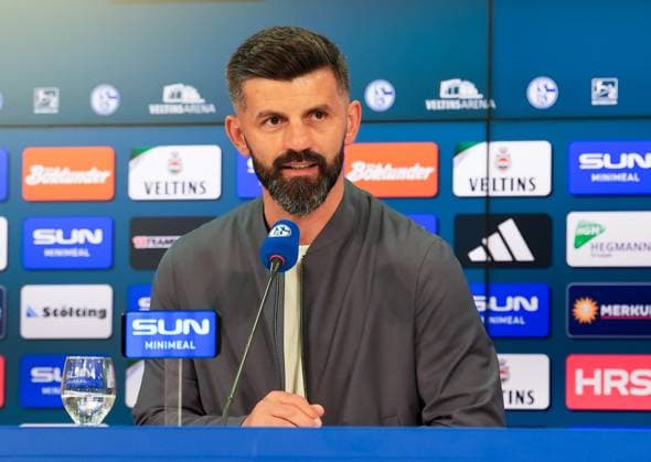 Miron Muslic Head Coach, FC Schalke 04 at the press conference GER, FC Schalke 04 vs Hertha BSC, Football, 2 Bundesliga, Matchday 1, Season 2025 2026, 01 08 2025 DFL REGULATIONS PROHIBIT ANY USE OF PHOTOGRAPHS AS IMAGE SEQUENCES AND OR QUASI VIDEO GER, FC Schalke 04 vs Hertha BSC, Football, 2 Bundesliga, Matchday 1, Season 2025 2026, 01 08 2025 Gelsenkirchen Copyright: xEibner-Pressefoto ScottxColemanx EP_SCN