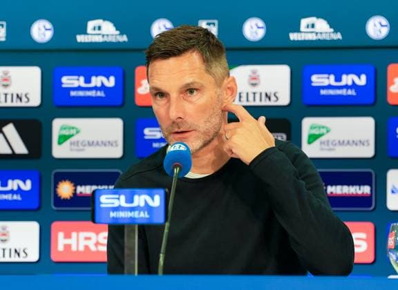 Stefan Leitl Head Coach, Hertha BSC at the press conference GER, FC Schalke 04 vs Hertha BSC, Football, 2 Bundesliga, Matchday 1, Season 2025 2026, 01 08 2025 DFL REGULATES PROHIBIT ANY USE OF PHOTOGRAPHS AS IMAGE SEQUENCES AND OR QUASI VIDEO GER, FC Schalke 04 vs Hertha BSC, Football, 2 Bundesliga, Matchday 1, Season 2025 2026, 01 08 2025 Gelsenkirchen Copyright: xEibner-Pressefoto ScottxColemanx EP_SCN