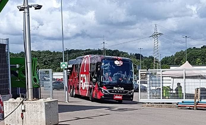 02 08 2025, xpfrx, Soccer 2 Bundesliga, SV Elversberg 1 FC Nürnberg Arrival Team Bus from Nürnberg DFL DFB REGULATIONS PROHIBIT ANY USE OF PHOTOGRAPHS as IMAGE SEQUENCES and or QUASI VIDEO Elversberg