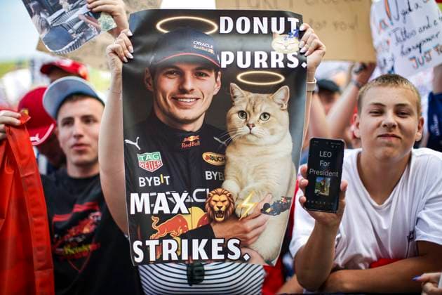 F1 - HUNGARIAN GRAND PRIX 2025 VERSTAPPEN Max (ned), Red Bull Racing RB21, portrait cat spectators, fans during the 2025 Formula 1 Lenovo Hungarian Grand Prix, 14th round of the 2025 FIA Formula One World Championship, WM, Weltmeisterschaft from August 1 to 3, 2025 on the Hungaroring, in Mogyorod, Hungary - MogyorodHungary  Copyright: xXavixBonillax