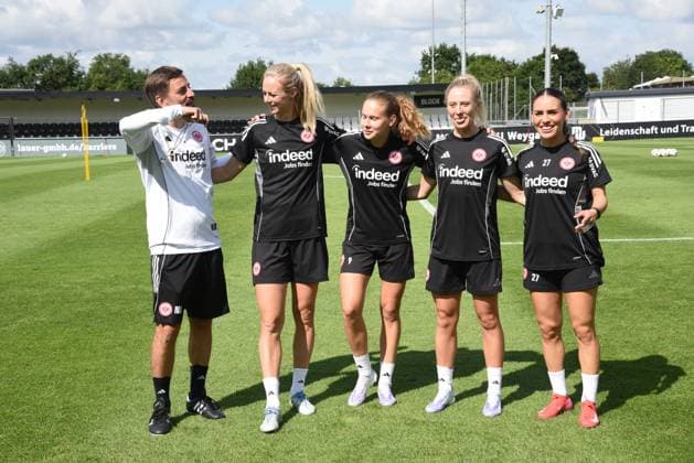 02 08 2025 xhpx Dreieich, maxworx Sportpark Women Eintracht Frankfurt Training Nikolaos Arnautis Coach Eintracht Frankfurt Women with the newcomers Amanda Ilestedt, Jane Teulings Rebecka Blomqvist , Ereleta Memetir Eintracht Frankfurt Women