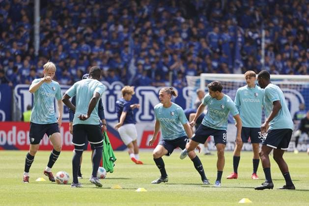 02 08 2025, xtvx, Fußball 2 Bundesliga, SV Darmstadt 98 VfL Bochum v l Mannschaft VfL Bochum warms up, beim Aufwaermen DFL DFB REGULATIONS PROHIBIT ANY USE OF PHOTOGRAPHS as IMAGE SEQUENCES and or QUASI VIDEO Darmstadt