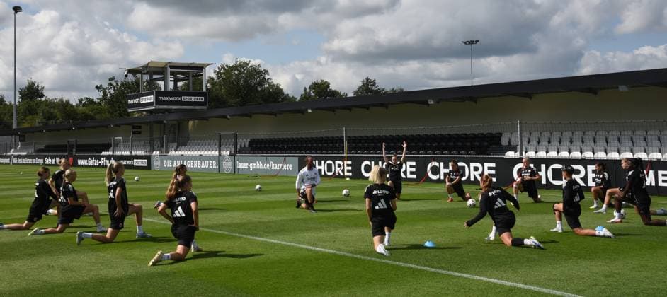 02 08 2025 xhpx Dreieich, maxworx Sportpark Women Eintracht Frankfurt Training Nikolaos Arnautis Coach Eintracht Frankfurt Women with the newcomers Amanda Ilestedt, Jane Teulings Rebecka Blomqvist , Ereleta Memetir Eintracht Frankfurt Women