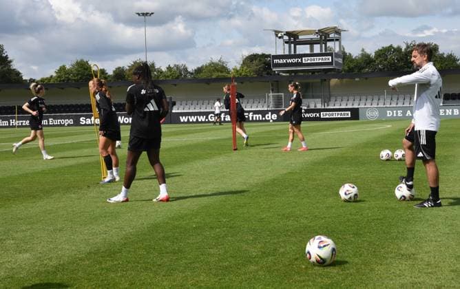 02 08 2025 xhpx Dreieich, maxworx Sportpark Women Eintracht Frankfurt Training Nikolaos Arnautis Coach Eintracht Frankfurt Women