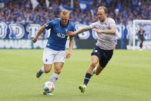 02 08 2025, xtvx, Fußball 2 Bundesliga, SV Darmstadt 98 VfL Bochum v l Zweikampf, Duell, duel, tackle, compete Isac Lidberg SV Darmstadt 98 Kevin Vogt VfL Bochum DFL DFB REGULATIONS PROHIBIT ANY USE OF PHOTOGRAPHS as IMAGE SEQUENCES and or QUASI VIDEO Darmstadt