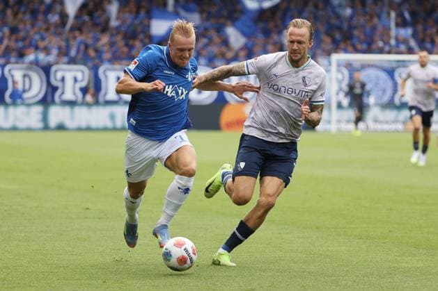 02 08 2025, xtvx, Fußball 2 Bundesliga, SV Darmstadt 98 VfL Bochum v l Zweikampf, Duell, duel, tackle, compete Isac Lidberg SV Darmstadt 98 Kevin Vogt VfL Bochum DFL DFB REGULATIONS PROHIBIT ANY USE OF PHOTOGRAPHS as IMAGE SEQUENCES and or QUASI VIDEO Darmstadt