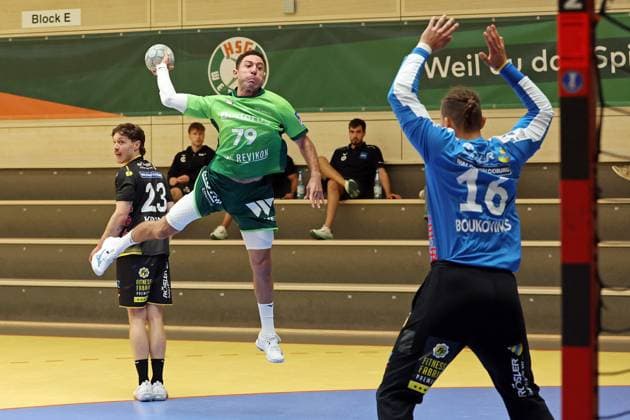 02 08 2025, xovx, Handball Test Match Daikin Handball Bundesliga, HSG Wetzlar HSC 2000 Coburg v l Jannes Krone HSC 2000 Coburg , Ahmet Nafea HSG Wetzlar , Petros Boukovinas HSC 2000 Coburg Wetzlar Dutenhofen Sporthalle Hessen Deutschland DE