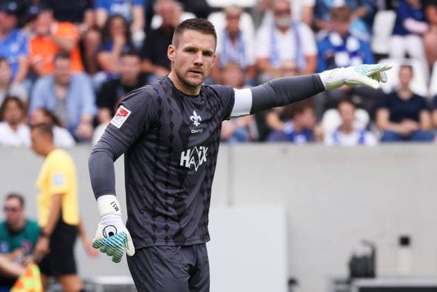 2025 08 02 xJFAx 2 Bundesliga Season 2025 26 1 Matchday SV Darmstadt 98 VFL Bochum v l , Goalkeeper, Goalkeeper Marcel Schuhen SV Darmstadt 98 gives instructions, gesticulates, gesticulate with arms gives instructions, gesticulate DFL DFB REGULATIONS PROHIBIT ANY USE OF PHOTOGRAPHS as IMAGE SEQUENCES and or QUASI VIDEO Copyright: JoaquimxFerreira