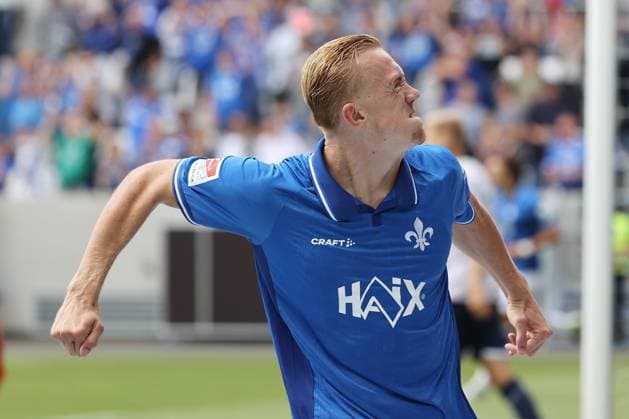 02 08 2025, xtvx, Fußball 2 Bundesliga, SV Darmstadt 98 VfL Bochum v l Goal scored, Tor zum 1 0 Isac Lidberg SV Darmstadt 98 Torjubel, Goal celebration, celebrate the goal, celebrates scoring DFL DFB REGULATIONS PROHIBIT ANY USE OF PHOTOGRAPHS as IMAGE SEQUENCES and or QUASI VIDEO Darmstadt