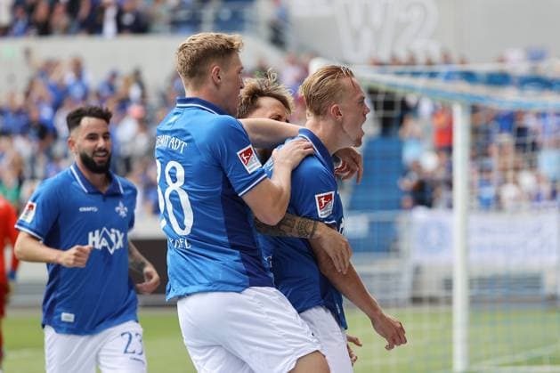 02 08 2025, xtvx, Fußball 2 Bundesliga, SV Darmstadt 98 VfL Bochum v l Goal scored, Tor zum 1 0 Isac Lidberg SV Darmstadt 98 Torjubel, Goal celebration, celebrate the goal, celebrates scoring DFL DFB REGULATIONS PROHIBIT ANY USE OF PHOTOGRAPHS as IMAGE SEQUENCES and or QUASI VIDEO Darmstadt